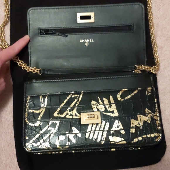SOLD CHANEL*RARE* Paris-New York 2019 Graffiti WOC - Picture 9 of 16